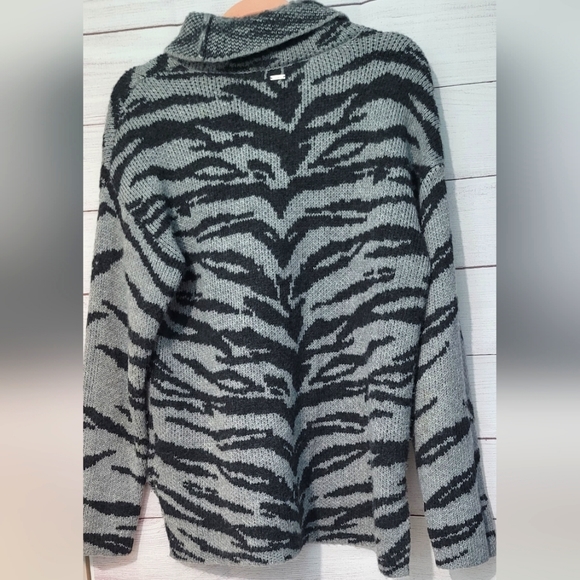 Euc DKNY zebra print mock neck heavy  knit sweater size M - Picture 7 of 12